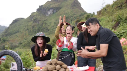 Chị Vừ Thị Xia (bìa phải), Vừ Thị Chứ (bìa trái) livestream bán khoai sâm và nông sản của Sìn Hồ.