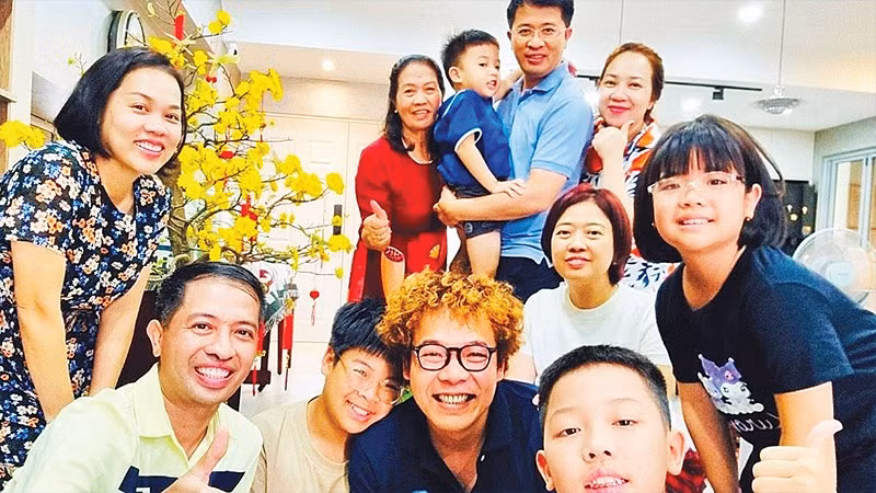 Không khí đầm ấm ngày Tết với những nụ cười hạnh phúc trong một gia đình tại Thành phố Hồ Chí Minh.