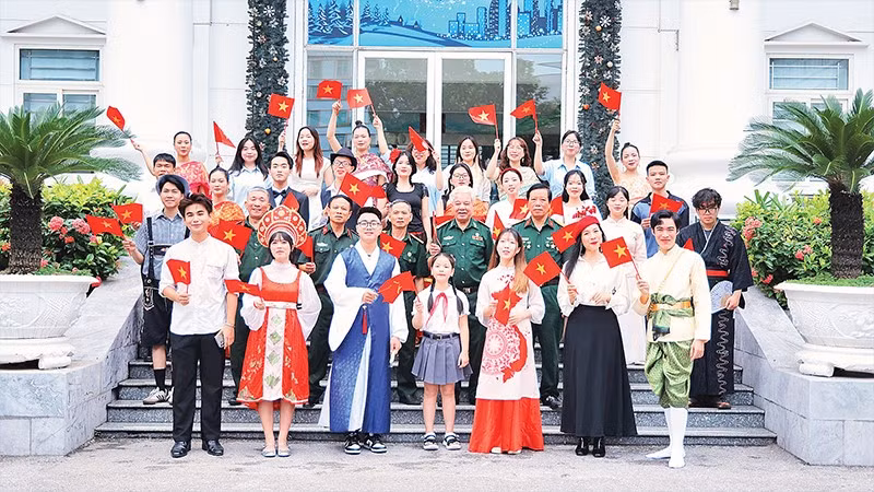 Các giảng viên, sinh viên, cựu sinh viên Trường đại học Hà Nội thực hiện MV “Viết tiếp câu chuyện hòa bình” bằng 13 thứ tiếng.