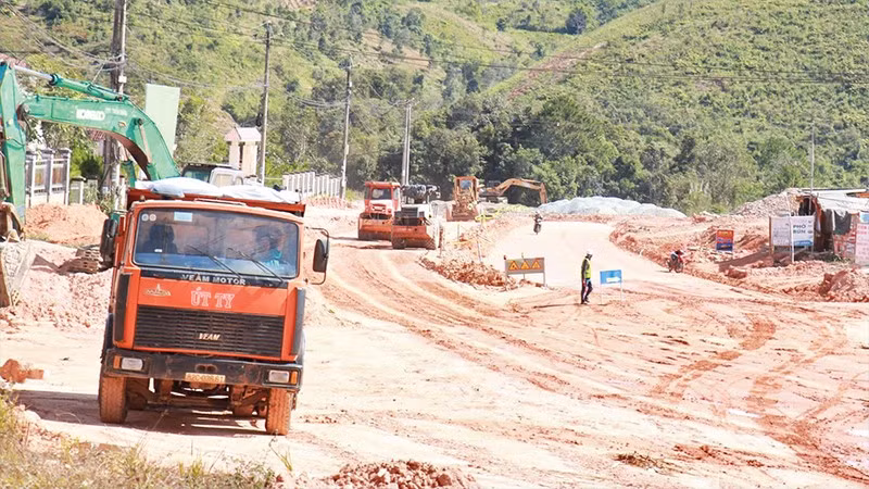Công trường thi công Quốc lộ 40B đoạn Đăk Pxi-Đăk Hà.