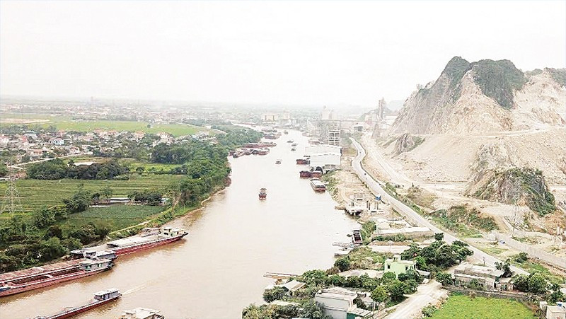 Công trường khai thác đá làm vật liệu xây dựng.