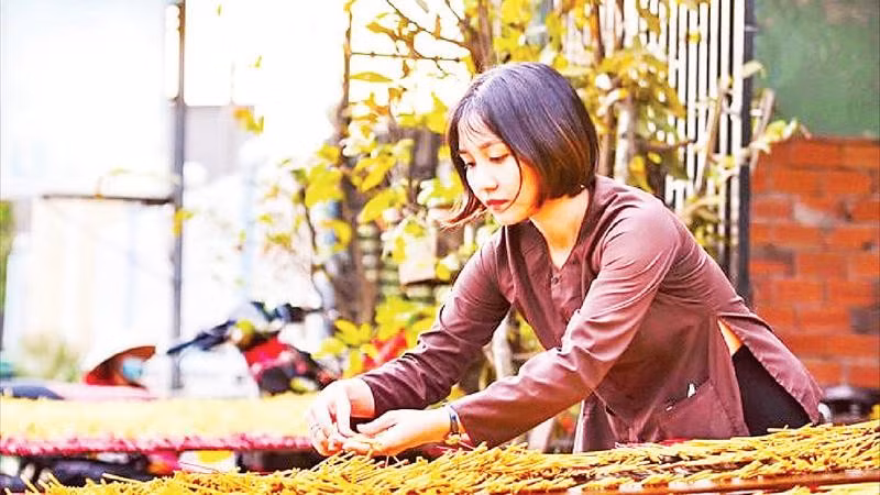 Một phụ nữ ở làng nghề se nhang Lê Minh Xuân đang phơi nhang.