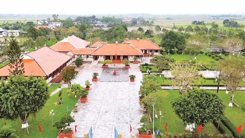 Khu lưu niệm Thủ tướng Phạm Văn Đồng là địa chỉ đỏ, mỗi năm đón hàng chục nghìn lượt khách đến tham quan, tìm hiểu lịch sử. (Ảnh HIỂN CỪ)