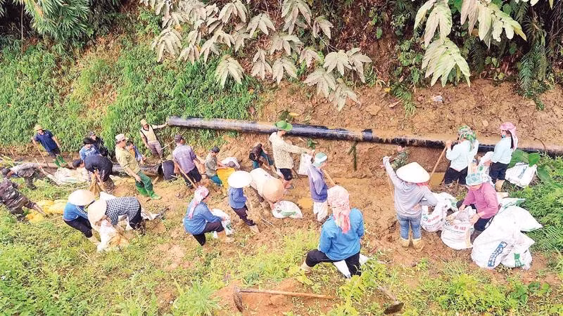 Người dân cùng chính quyền địa phương nạo vét, gia cố kênh, mương dẫn nước chống hạn.