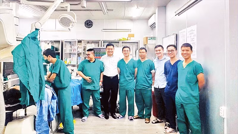 Bệnh viện Trung ương Quân đội 103 hỗ trợ chuyển giao kỹ thuật thăm dò đốt điện sinh lý cho Bệnh viện Đa khoa khu vực miền núi phía bắc Quảng Nam.