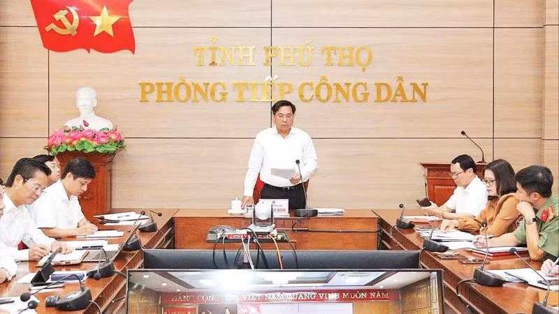 Chủ tịch Ủy ban nhân dân tỉnh Phú Thọ Trần Duy Đông và lãnh đạo các ban, ngành tiếp công dân.