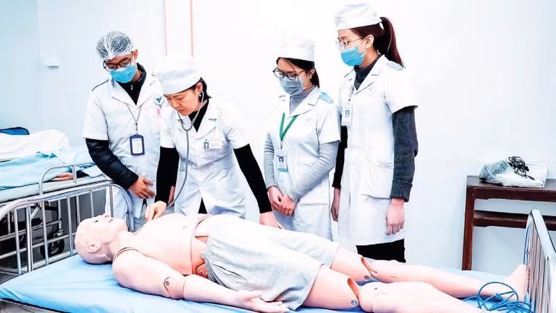 Hướng dẫn sinh viên học tập tại Trung tâm mô phỏng và huấn luyện kỹ năng (Trường đại học Y Dược Thái Bình).