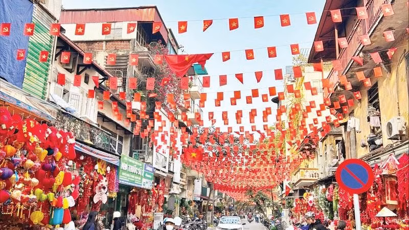 Trang trí cờ hoa trên nhiều con phố chào mừng Đại hội XIV. 