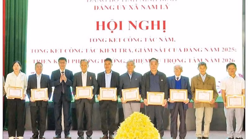 Lãnh đạo Đảng ủy xã Nam Lý trao Giấy khen cho các tập thể, cá nhân có thành tích xuất sắc trong công tác xây dựng Đảng năm 2025.