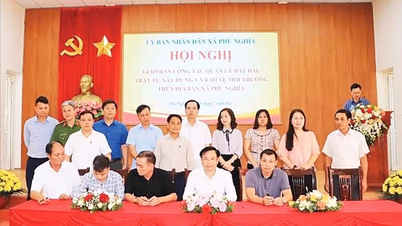 Các cơ sở thôn ký cam kết phối hợp với Ủy ban nhân dân xã Phú Nghĩa trong thực hiện công tác quản lý đất đai, trật tự xây dựng, bảo vệ môi trường.