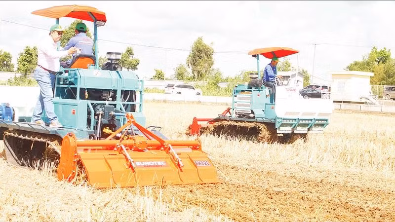 Cơ giới hóa trong khâu làm đất và xử lý rơm rạ sau thu hoạch, hạn chế đốt đồng khói bay gây ô nhiễm.