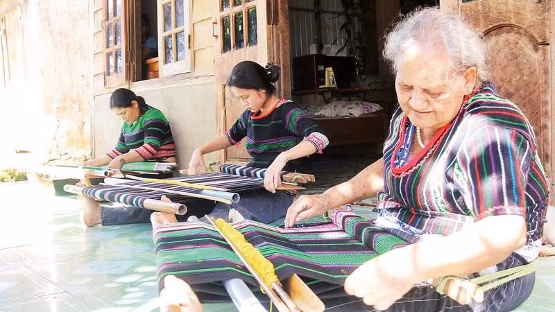 Thổ cẩm của đồng bào các dân tộc Tây Nguyên được trao truyền, lưu giữ qua nhiều thế hệ.