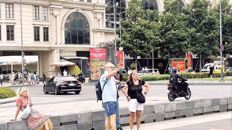 Khách du lịch nước ngoài tham quan khu vực trung tâm Thành phố Hồ Chí Minh.