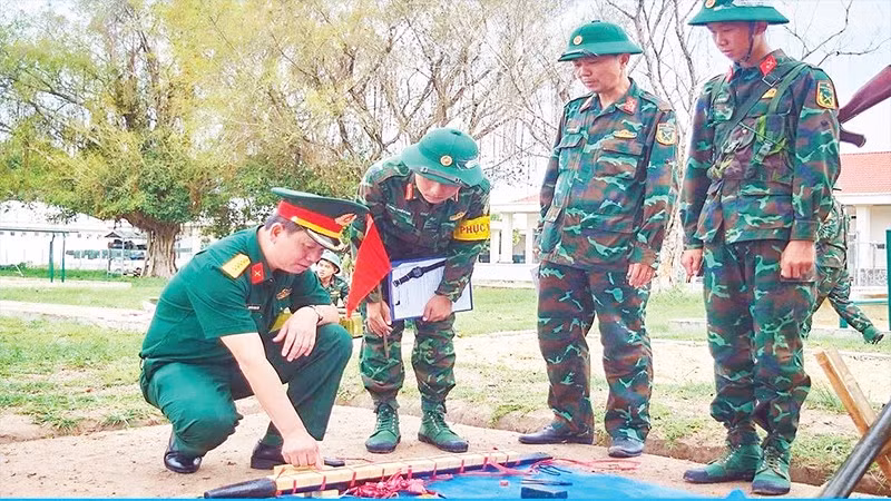 Đại tá Nguyễn Thành Tâm, Chỉ huy trưởng Bộ Chỉ huy Quân sự tỉnh Tây Ninh kiểm tra gói buộc lượng nổ trước khi kiểm tra thực hành đánh bộc phá năm 2025.