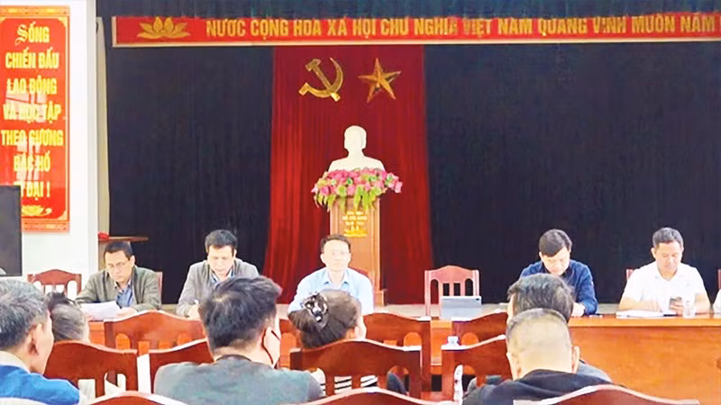 Lãnh đạo UBND xã Ô Diên trực tiếp đối thoại với các hộ có đất thu hồi phục vụ dự án.