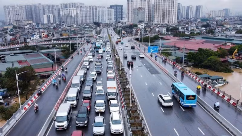 Tổ chức điều chỉnh giao thông các phương tiện từ cầu Vĩnh Tuy rẽ phải đi đường Nguyễn Khoái. (Ảnh: LÊ KHÁNH)