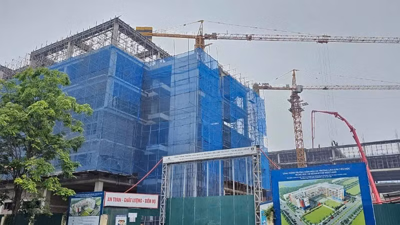 Sở Xây dựng yêu cầu các chủ đầu tư dự án, nhà thầu thi công sẵn sàng ứng phó mọi tình huống theo phương châm "4 tại chỗ". (Ảnh: KHÁNH HÒA)