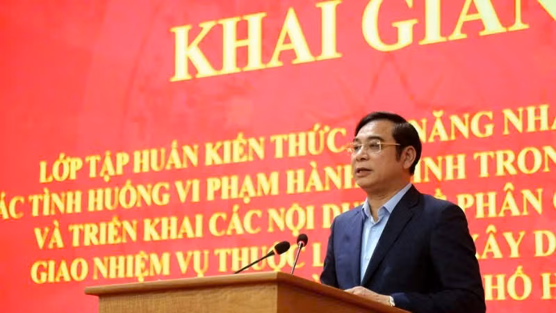 Ông Đào Duy Phong, Phó Giám đốc Sở Xây dựng Hà Nội phát biểu khai mạc chương trình tập huấn.