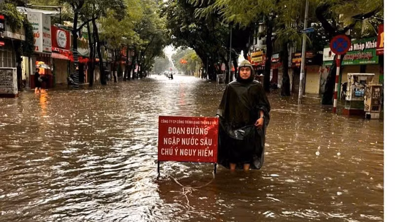 Nhiều tuyến đường bị ngập sâu đã được các đơn vị đặt biển cảnh báo.