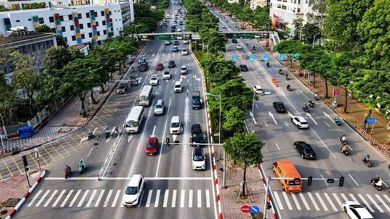 Tuyến đường Võ Chí Công chính thức phân làn lúc 6 giờ 30 phút. (Ảnh: TRUNG NGUYÊN)
