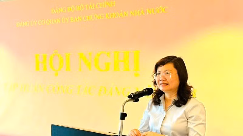 Đồng chí Bí thư Đảng ủy cơ quan Ủy ban Chứng khoán Nhà nước Vũ Thị Chân Phương phát biểu tại Hội nghị tập huấn công tác Đảng.