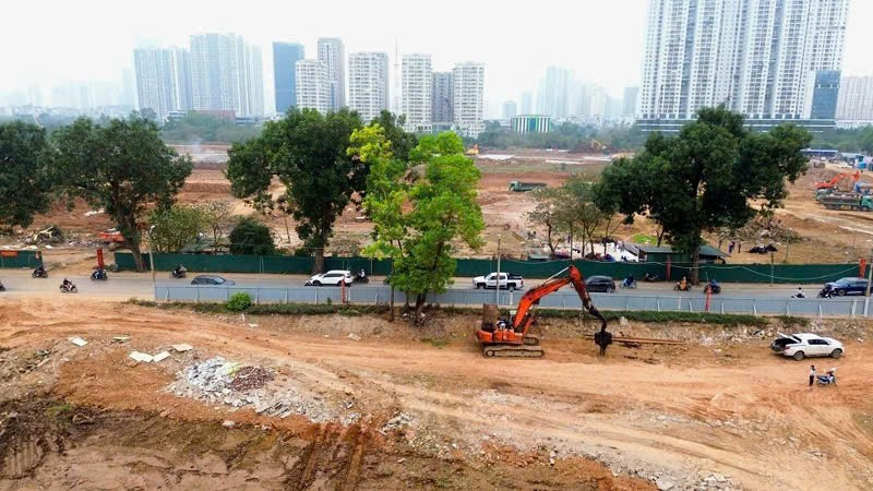 Hồ đầu mối Mễ Trì đang được đơn vị thi công tập trung triển khai theo lệnh khẩn cấp. (Ảnh: TUẤN LƯƠNG)