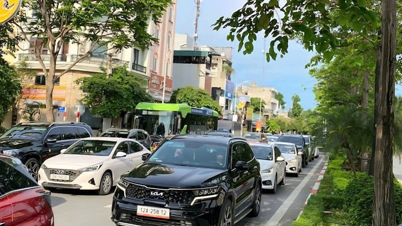 Lượng phương tiện quá lớn khiến cho đường Cổ Linh luôn trong tình trạng quá tải. (Ảnh: QUỐC TOẢN)