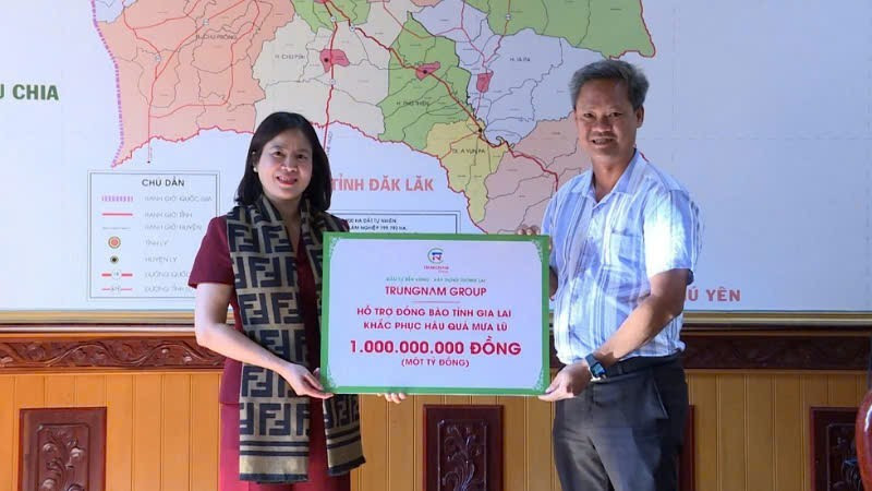 Đại diện Tập đoàn Trung Nam và các công ty thành viên trao ủng hộ người dân tỉnh Gia Lai.