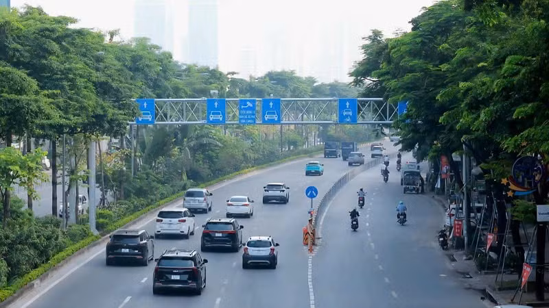 Từ Lạc Long Quân đi Võ Chí Công, các phương tiện sẽ di chuyển trên phần mặt đường còn lại rộng 3,5m sau khi rào chắn phục vụ thi công. (Ảnh: QUỐC KHÁNH)