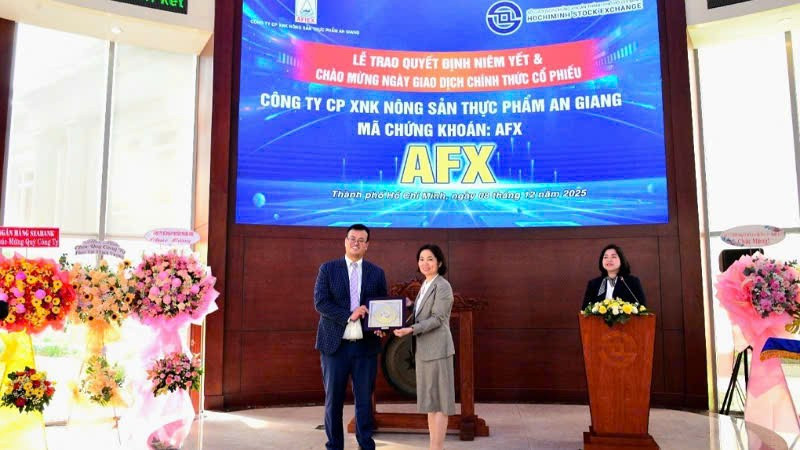 Trao quyết định niêm yết và đưa vào giao dịch chính thức 35 triệu cổ phiếu AFX của Công ty cổ phần Xuất nhập khẩu Nông sản Thực phẩm An Giang.