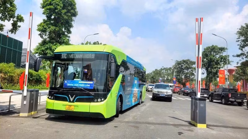 Trong thời gian phân luồng phục vụ tổng duyệt, sẽ có 18 tuyến xe buýt tạm dừng hoạt động.