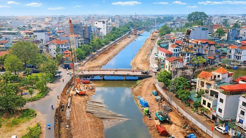 Công trường cải tạo tuyến hạ lưu sông Kim Ngưu nối sông Tô Lịch với Trạm bơm Yên Sở. (Ảnh ĐỖ TÂM)