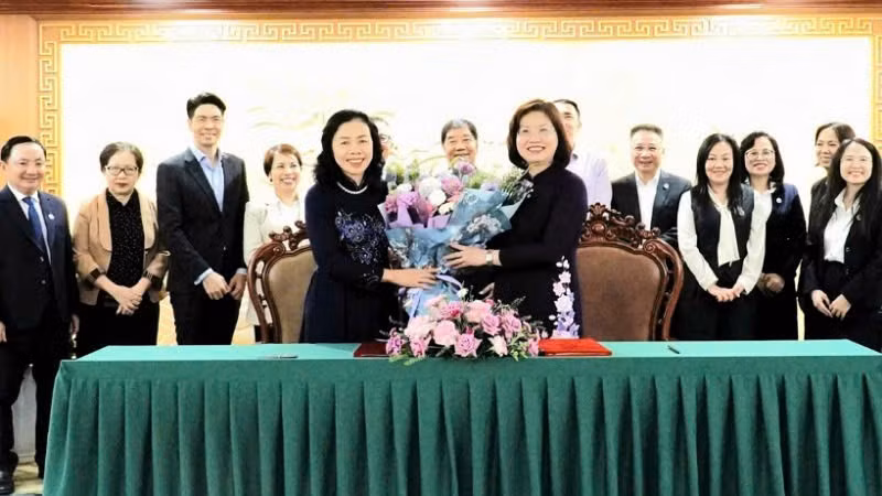 Chủ tịch Ủy ban Chứng khoán Nhà nước và VACPA chúc mừng buổi lễ thành công tốt đẹp. (Ảnh: Hương Trà)