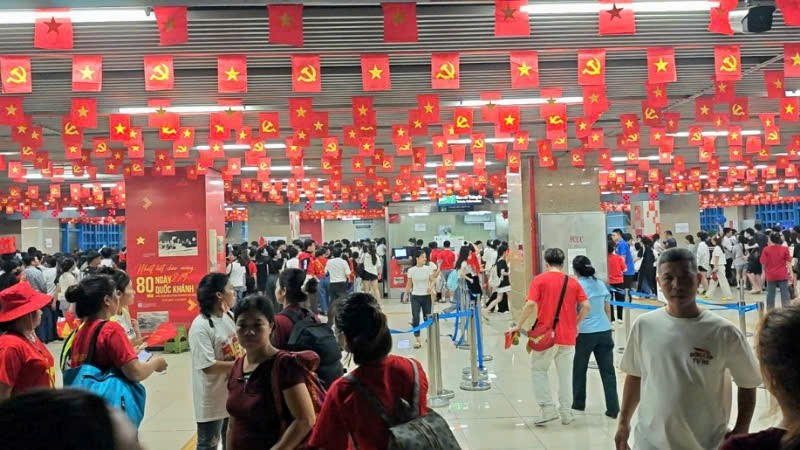 Sở Xây dựng chỉ đạo các đơn vị có phương án sẵn sàng bổ sung đoàn tàu khi nhu cầu người dân đi lại tăng đột biến. 
