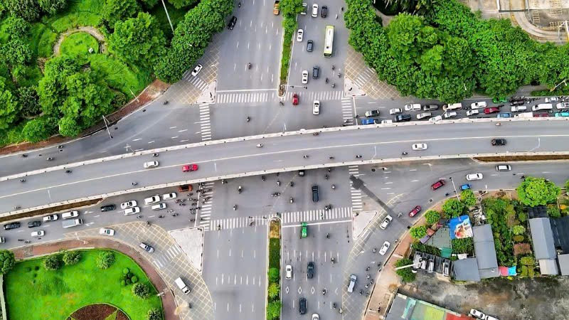 Trong giai đoạn thí điểm, ô-tô bị cấm quay đầu tại ngã ba chân cầu vượt Cổ Linh giao với ngõ 64 Cổ Linh theo hướng Cổ Linh-cầu Chương Dương. (Ảnh: LÊ KHÁNH)