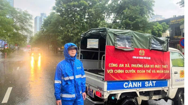 Nhiều tuyến đường bị ngập đã được các đơn vị bố trí người trực, hướng dẫn các phương tiện lưu thông.