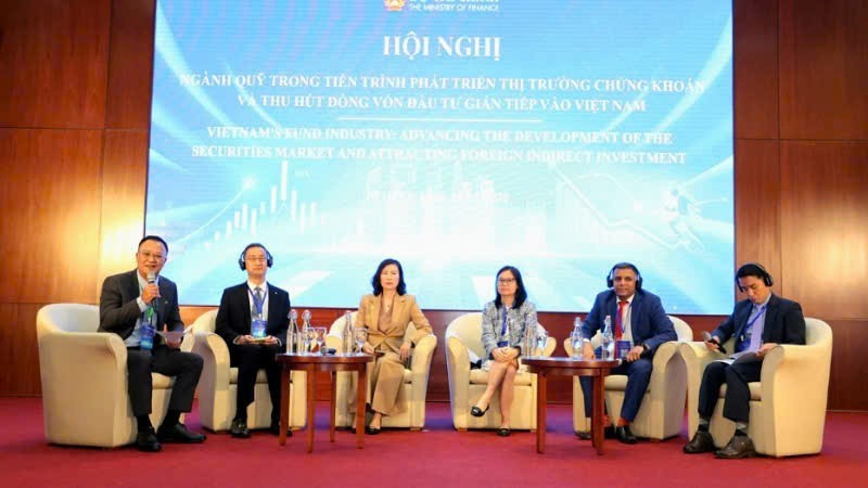 Các đại biểu tham gia trao đổi tại hội nghị.