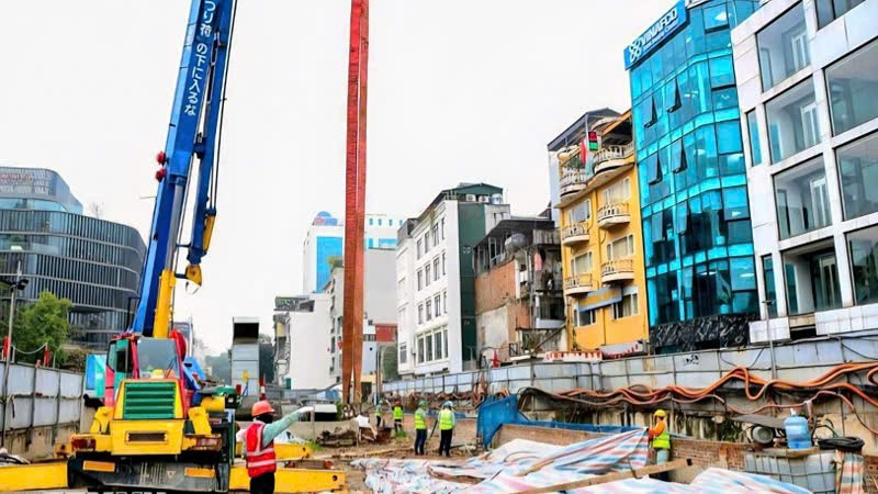 Thi công tại ga S10 Cát Linh thuộc dự án Metro Nhổn-Ga Hà Nội. (Ảnh: TRUNG NGUYÊN)