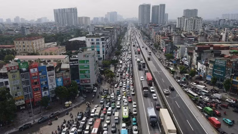 Các phương tiện di chuyển trên tuyến vành đai 3 trên cao trở lại bình thường. (Ảnh: PHẠM CÔNG)
