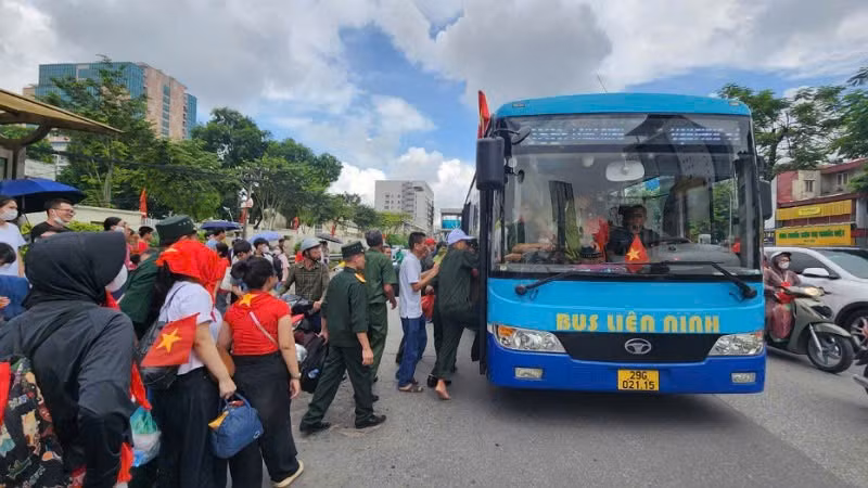 Các tuyến xe buýt đã được điều chỉnh vận hành linh hoạt, tăng cường giải tỏa hành khách từ sớm.