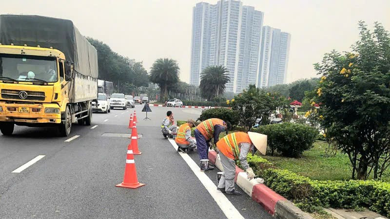 Nhiều tuyến phố được chỉnh trang mặt đường, hè phố, hệ thống báo hiệu giao thông.