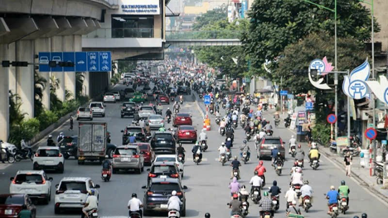 Một số đoạn trên đường Nguyễn Trãi, với tổng chiều dài 1.200m, sẽ được rào chắn phục vụ thi công dự án chống úng ngập cho khu vực nội đô. (Ảnh: TUẤN LƯƠNG)