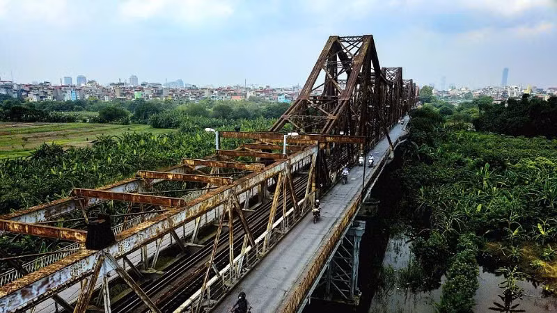Sẽ tạm cấm toàn bộ phần đường dành cho xe thô sơ trên cầu Long Biên, hướng từ phường Bồ Đề sang phường Hoàn Kiếm, từ ngày 1/11 đến hết 31/12. (Ảnh: Báo Nhân Dân)