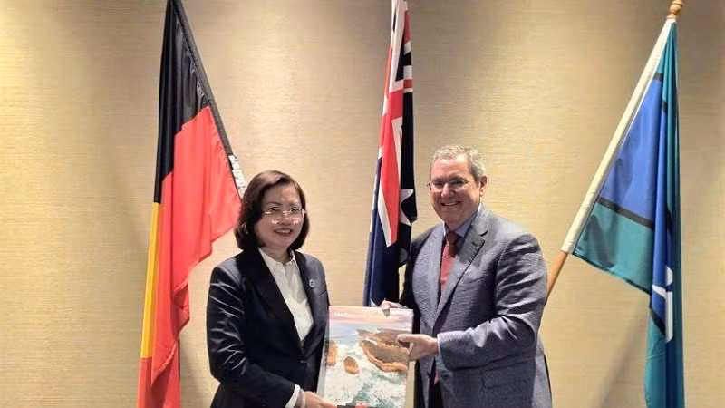 Bà Vũ Thị Chân Phương và ông Joseph Longo, Chủ tịch Ủy ban Chứng khoán và Đầu tư Australia. 