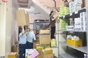 Cơ quan chức năng kiểm tra phát hiện, thu giữ sản phẩm có dấu hiệu hàng giả.