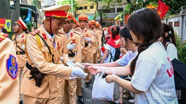 Các chiến sĩ cảnh sát giao thông chia tay người dân.