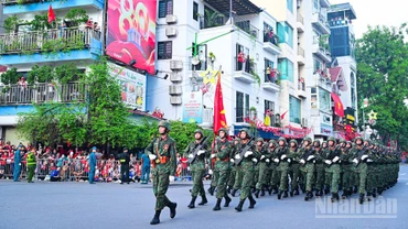 Quân đội diễu binh qua Nguyễn Thái Học. (Ảnh: BẢO LONG)