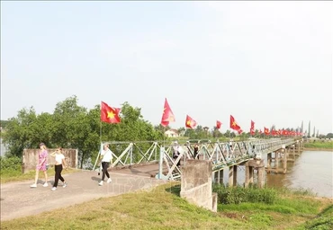 Du khách quốc tế tham quan cầu Hiền Lương - sông Bến Hải thuộc Di tích quốc gia đặc biệt Đôi bờ Hiền Lương - Bến Hải, tỉnh Quảng Trị. (Ảnh: TTXVN)