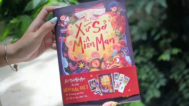 Cuốn "Xứ sở Miên Man" bản đặc biệt. (Ảnh: FAHASA)