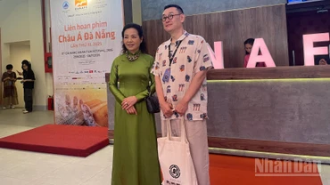 Giám đốc Liên hoan phim, bà Ngô Phương Lan, chụp ảnh cùng Trưởng Ban Giám khảo Jang Joon-hwan.